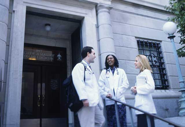 医科学生站在韦尔奇医学图书馆外