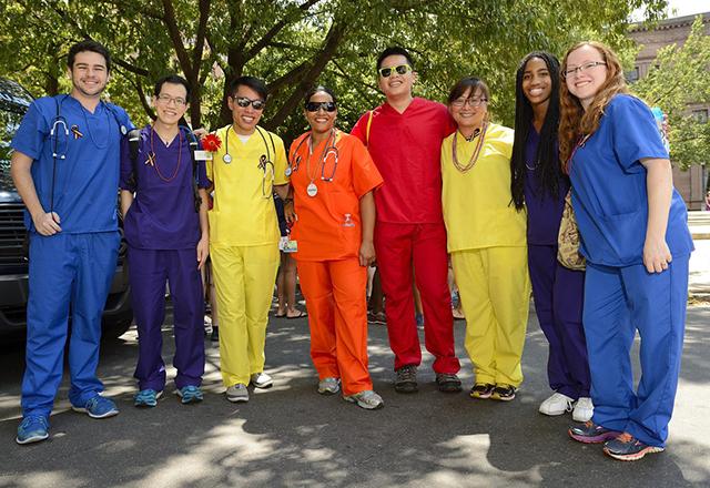 一群穿着彩虹色工作服的护士