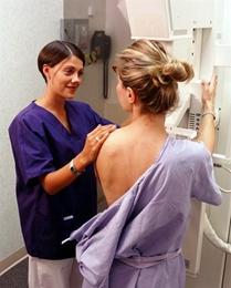 技师帮助妇女做乳房x光检查