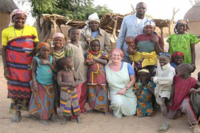 Dr. 希拉·韦斯特在非洲与当地居民在一起